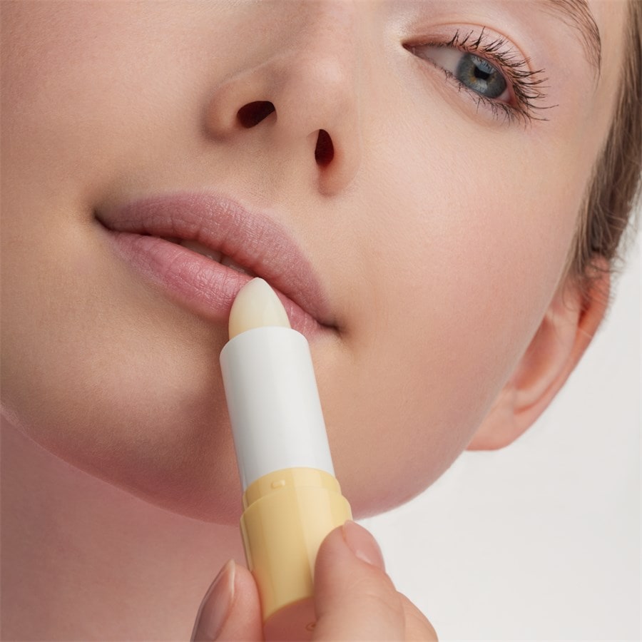 Essence Cura delle labbra Lip Care HYDRA OIL CORE BALM Sostegno trimestrale