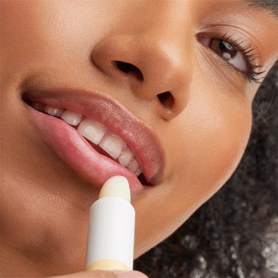 Essence Cura delle labbra Lip Care HYDRA OIL CORE BALM Sostegno trimestrale